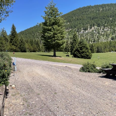 Image of gravel and dirt roads at Nugget RV Park