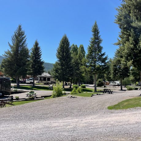 Image of gravel and dirt roads at Nugget RV Park